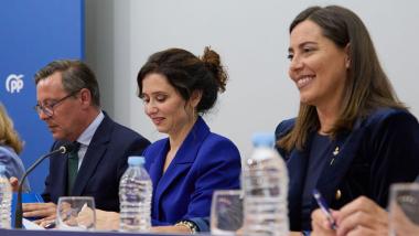 El secretario general del PP de Madrid, Alfonso Serrano; la presidenta de la Comunidad de Madrid, Isabel Díaz Ayuso; y la exalcaldesa de Arroyomolinos y vicesecretaria, Ana Millán. Archivo EP