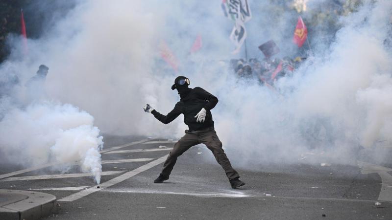 Un manifestante devuelve una granada de gas lacrimógeno durante los intensos enfrentamientos con la policía en una protesta contra las condiciones educativas. EP.