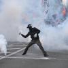 Un manifestante devuelve una granada de gas lacrimógeno durante los intensos enfrentamientos con la policía en una protesta contra las condiciones educativas. EP.