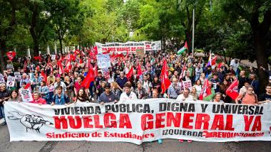 Miles de personas llaman a la huelga general. EP