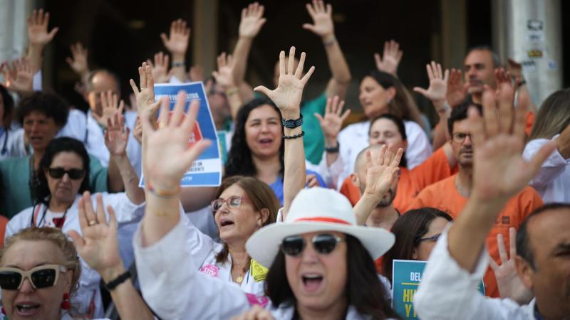 Médicos y facultativos durante una concentración frente al Hospital Ramón y Cajal, a 19 de junio de 2026, en Madrid