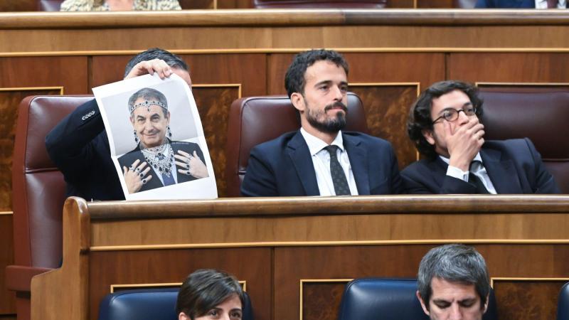 El presidente de Vox, Santiago Abascal, sujeta una imagen de Zapatero durante una sesión plenaria en el Congreso de los Diputados, a 24 de junio de 2026, en Madrid (España). Gustavo Valiente / Europa Press.