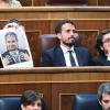 El presidente de Vox, Santiago Abascal, sujeta una imagen de Zapatero durante una sesión plenaria en el Congreso de los Diputados, a 24 de junio de 2026, en Madrid (España). Gustavo Valiente / Europa Press.