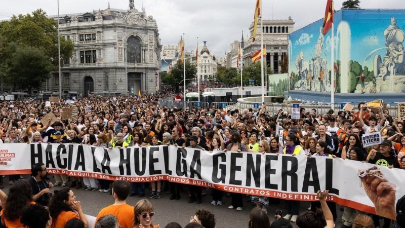 Numerosas personas sostienen una pancarta con el lema 'Hacia la huelga general' durante la manifestación para exigir una reducción del precio de los alquileres de la vivienda