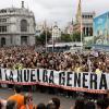 Numerosas personas sostienen una pancarta con el lema 'Hacia la huelga general' durante la manifestación para exigir una reducción del precio de los alquileres de la vivienda