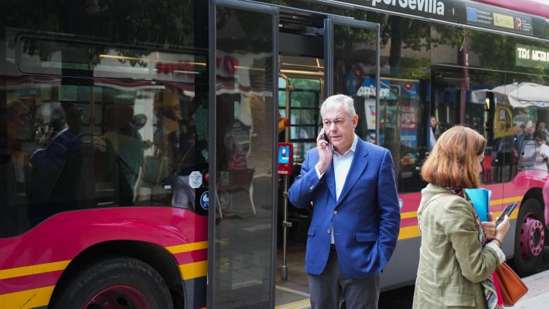 El alcalde de Sevilla, José Luis Sanz, durante la puesta en marcha del tranvibús | EP