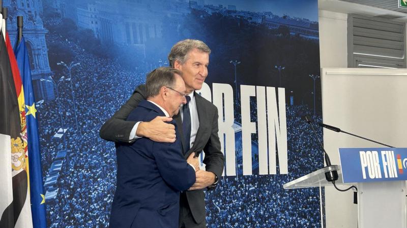 El presidente del PP, Alberto Núñez Feijóo, y el presidente de Ceuta, Juan Jesús Vivas. EP