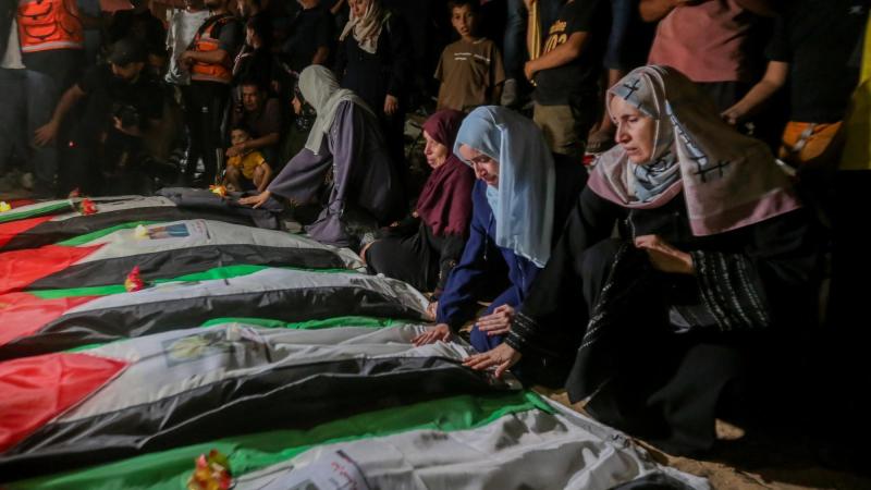 Familiares lloran a las víctimas mortales de un bombardeo israelí en Gaza, a 30 de septiembre de 2026. EP.