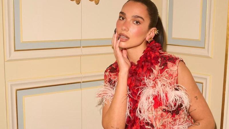 Dua Lipa, con un llamativo conjunto floral en tonos rojos y coral de Chanel. INSTAGRAM