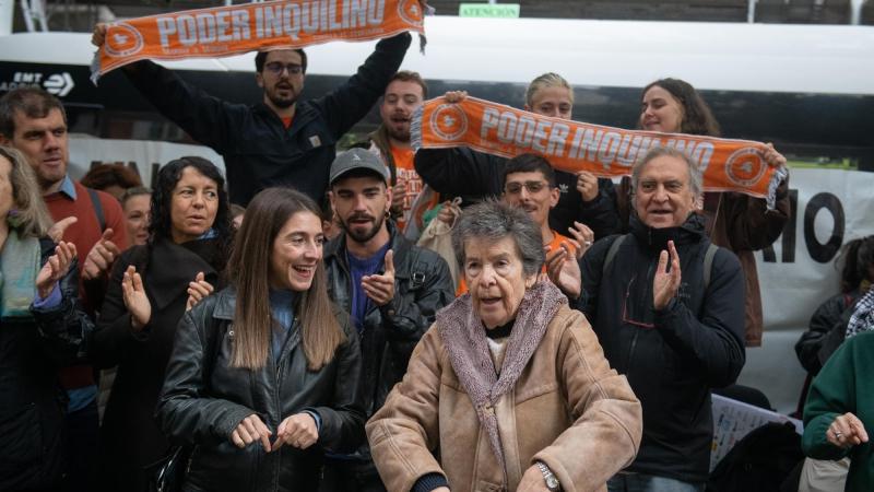 Maricarmen celebrando el aplazamiento de su desahucio a 29 de octubre de 2025, en Madrid. EP.