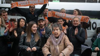 Maricarmen celebrando el aplazamiento de su desahucio a 29 de octubre de 2025, en Madrid. EP.