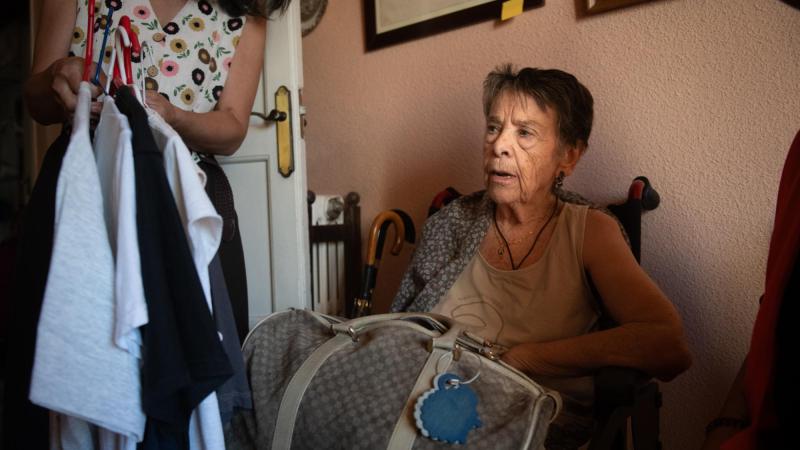 Maricarmen prepara una bolsa con sus cosas, a 23 de septiembre de 2026, en Madrid. EP.