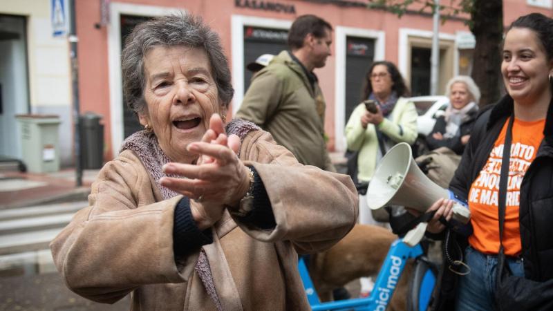 Maricarmen celebra el aplazamiento del desahucio, a 29 de octubre de 2025, en Madrid. EP.