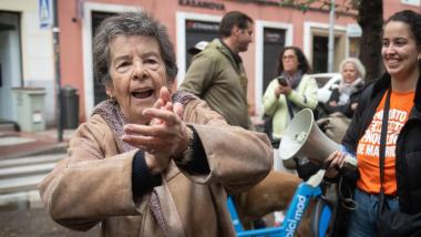 Maricarmen celebra el aplazamiento del desahucio, a 29 de octubre de 2025, en Madrid. EP.