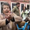 Maricarmen celebra el aplazamiento del desahucio, a 29 de octubre de 2025, en Madrid. EP.