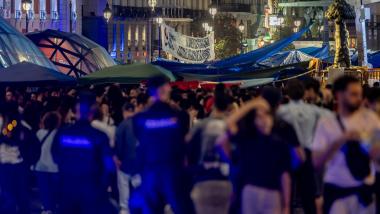 Decenas de personas acampadas, en la Puerta del Sol, a 1 de octubre de 2026. EP.