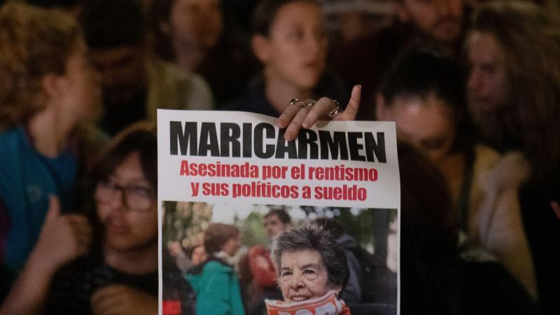 Decenas de personas protestan por Maricarmen, frente al Congreso de los Diputados. EP.