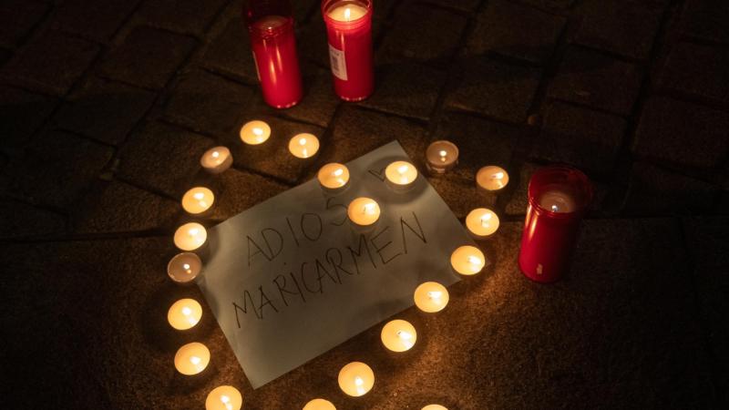Varias personas dejan velas y mensajes por Maricarmen, frente al Congreso de los Diputados, a 7 de octubre de 2026, en Madrid. EP.