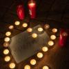 Varias personas dejan velas y mensajes por Maricarmen, frente al Congreso de los Diputados, a 7 de octubre de 2026, en Madrid. EP.