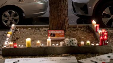 Personas dejan velas frente a la vivienda de Maricarmen