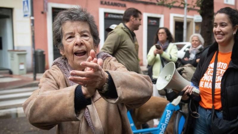 Maricarmen celebra el aplazamiento del desahucio, a 29 de octubre de 2025, en Madrid (España). EP
