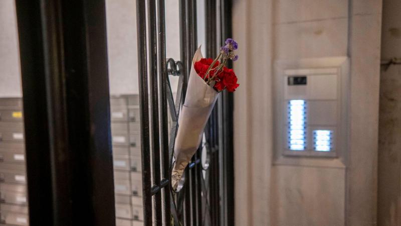 Un ramo de flores reposa en el portal que Maricarmen traspasó durante 70 años. Alberto OrtegaEP.