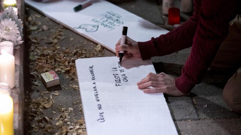 Varias personas dejan velas y mensajes en la vivienda de Maricarmen. EP.