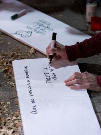 Varias personas dejan velas y mensajes en la vivienda de Maricarmen. EP.