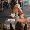 Una persona vota en unas elecciones. EP