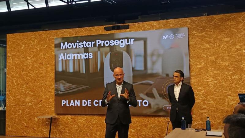 El consejero delegado de Movistar Prosegur Alarmas, Diego Torrico, a la derecha, y el director comercial de Movistar Prosegur Alarmas, Fernando Saldaña a la izquierda | Foto de Servimedia
