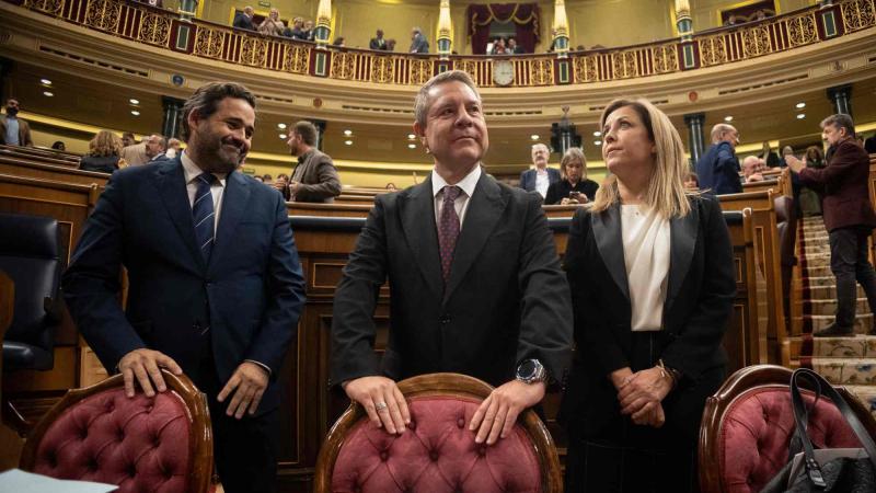 Emiliano García-Page, Paco Núñez y Ana Isabel Abengózar, en el Congreso de los Diputados el 11 de noviembre de 2025, cuando la Cámara aprobó la toma en consideración de la reforma del Estatuto de Autonomía de Castilla-La Mancha.