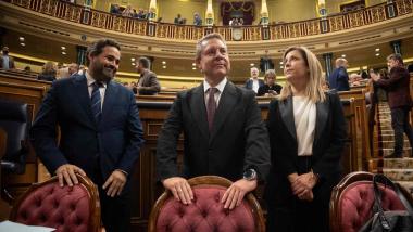 Emiliano García-Page, Paco Núñez y Ana Isabel Abengózar, en el Congreso de los Diputados el 11 de noviembre de 2025, cuando la Cámara aprobó la toma en consideración de la reforma del Estatuto de Autonomía de Castilla-La Mancha.