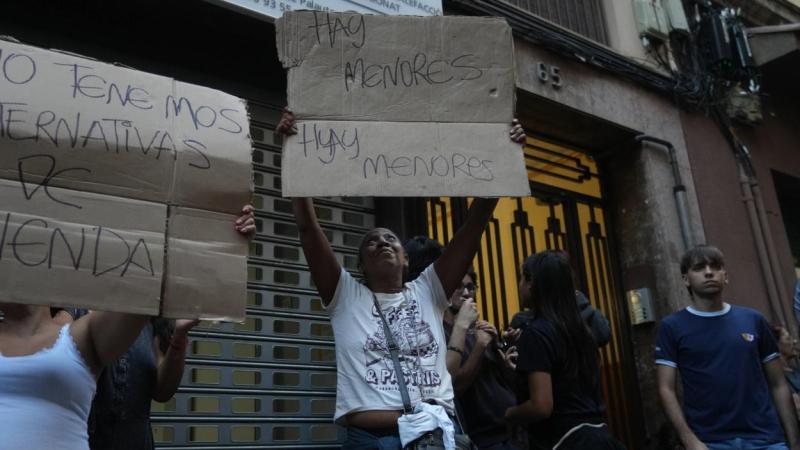 Un grupo de personas durante una concentración para intentar parar el desalojo de 32 vecinos en el distrito de Sant Andreu (Barcelona), a 7 de octubre de 2026. David Zorrakino / EP
