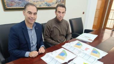 José Luis Bergillos Roldán (derecha) junto al alcalde de Benalmádena, Juan Antonio Lara / Ayto. Benalmádena