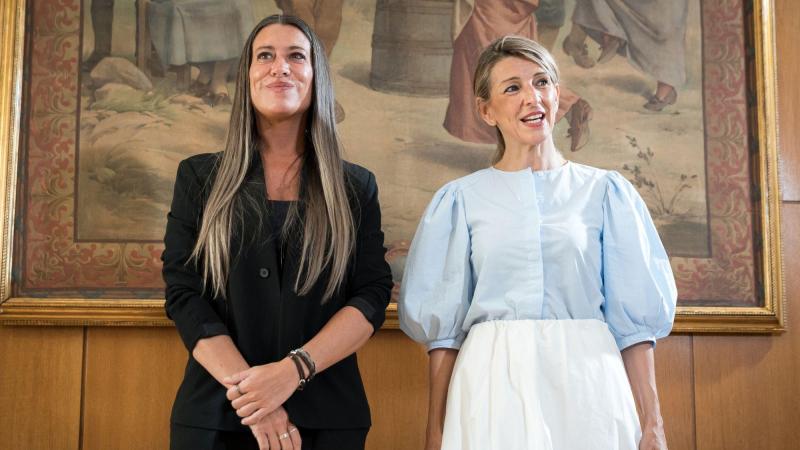 La vicepresidenta segunda y ministra de Trabajo y Economía Social, Yolanda Díaz (d), y la portavoz de Junts en el Congreso de los Diputados, Miriam Nogueras (i), durante una reunión, a 26 de junio de 2025, en Madrid (España). Diego Radamés / Europa Press.