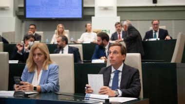 La vicealcaldesa y concejala de Seguridad y Emergencias del Ayuntamiento de Madrid, Inmaculada Sanz, y el alcalde de Madrid, José Luis Martínez-Almeida, durante un Pleno extraordinario en el Palacio de Cibeles. Fernando Sánchez / EP