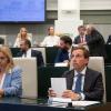 La vicealcaldesa y concejala de Seguridad y Emergencias del Ayuntamiento de Madrid, Inmaculada Sanz, y el alcalde de Madrid, José Luis Martínez-Almeida, durante un Pleno extraordinario en el Palacio de Cibeles. Fernando Sánchez / EP