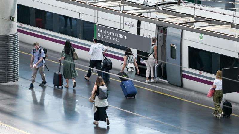 Varias personas en un andén de la Estación de Madrid Puerta de Atocha   Almudena Grandes, a 31 de julio de 2026, en Madrid