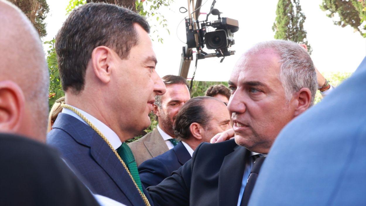 El presidente de la Junta de Andalucía, Juanma Moreno (i), junto al vicesecretario de Política Autonómica y Local y Análisis Electoral del PP, Elías Bendodo / EP