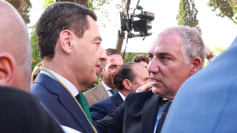 El presidente de la Junta de Andalucía, Juanma Moreno (i), junto al vicesecretario de Política Autonómica y Local y Análisis Electoral del PP, Elías Bendodo / EP