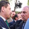 El presidente de la Junta de Andalucía, Juanma Moreno (i), junto al vicesecretario de Política Autonómica y Local y Análisis Electoral del PP, Elías Bendodo / EP