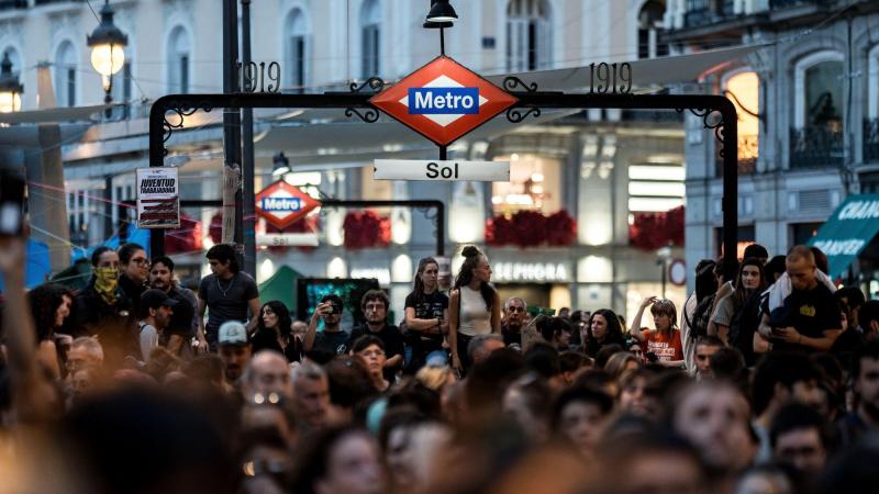 Decenas de personas durante la asamblea informativa en la Puerta del Sol. EP.