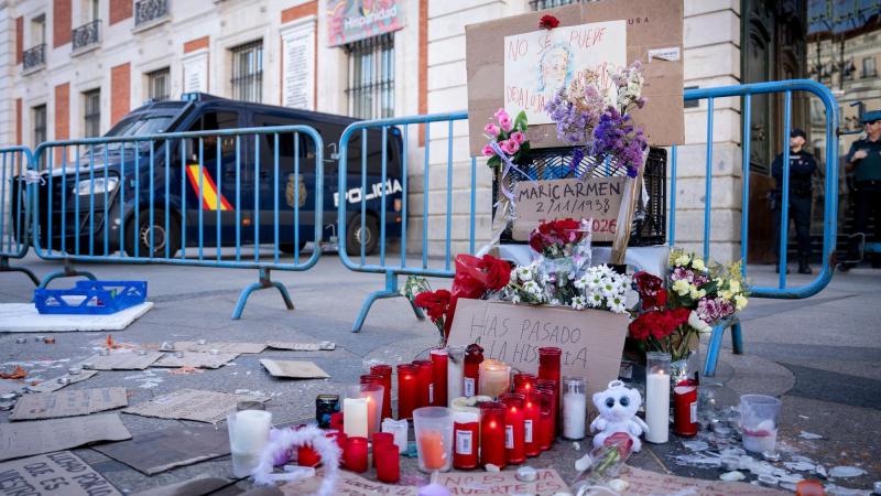 Flores y velas en homenaje a Maricarmen Abascal durante la acampada por la vivienda, en la Puerta del Sol, a 8 de octubre de 2026, en Madrid. EP.