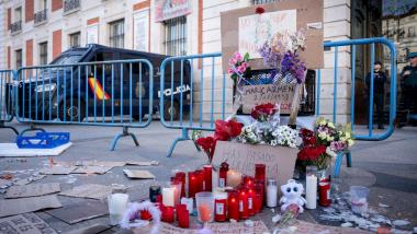 Flores y velas en homenaje a Maricarmen Abascal durante la acampada por la vivienda, en la Puerta del Sol, a 8 de octubre de 2026, en Madrid. EP.