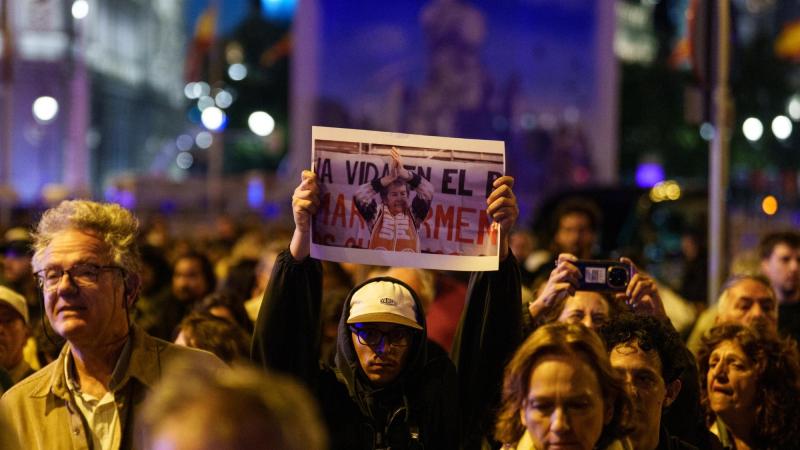 Decenas de personas muestran carteles durante la manifestación ‘Hasta Siempre, Maricarmen’, desde la Puerta del Sol hasta la vivienda de Maricarmen. EP.