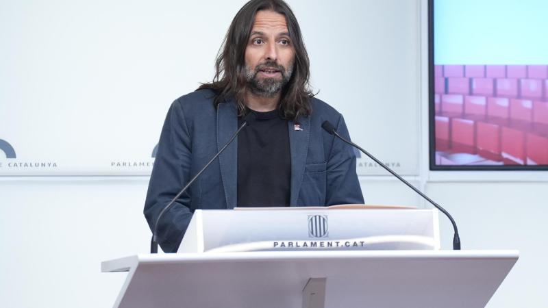 El diputado de ERC en el Parlament, Jordi Albert i Caballero, ofrece declaraciones a los medios, en la sede de la cámara autonómica, a 22 de mayo de 2026