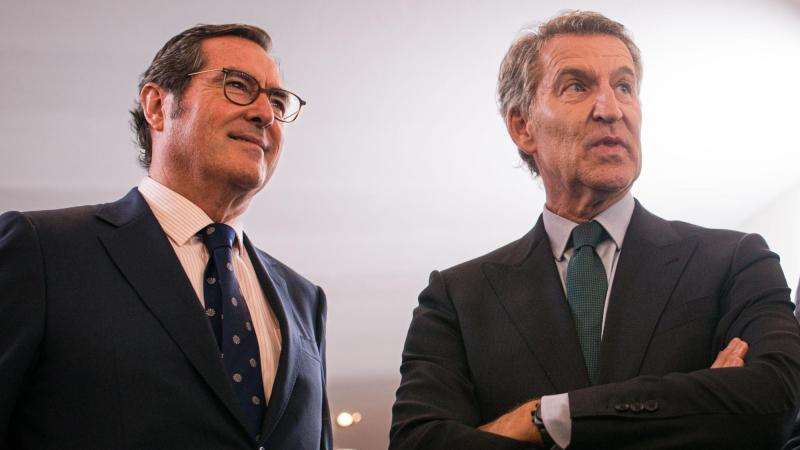 El presidente de la CEOE, Antonio Garamendi, el presidente del Partido Popular, Alberto Núñez Feijóo, durante el Foro La Toja Vínculo Atlántico,