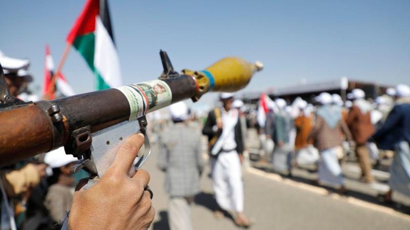Saná, Yemen: Reclutas recién reclutados portan armas durante un desfile en apoyo al pueblo de Gaza. EP.