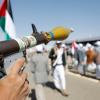 Saná, Yemen: Reclutas recién reclutados portan armas durante un desfile en apoyo al pueblo de Gaza. EP.