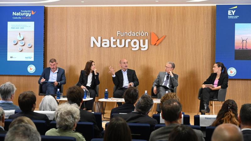 Desde izq, Antonio Hernández, Ana Barreira, Pedro Larrea, Diego Rodríguez y Alba Pérez. FUNDACIÓN NATURGY Desde izq, Antonio Hernández, Ana Barreira, Pedro Larrea, Diego Rodríguez y Alba Pérez. FUNDACIÓN NATURGY